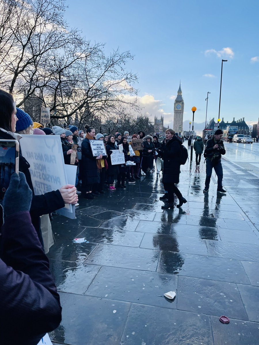 Amazing turn out and energy @ GSTT,l for physio strike, words of wisdom from @KMiddletonCSP #CSP4FairPay