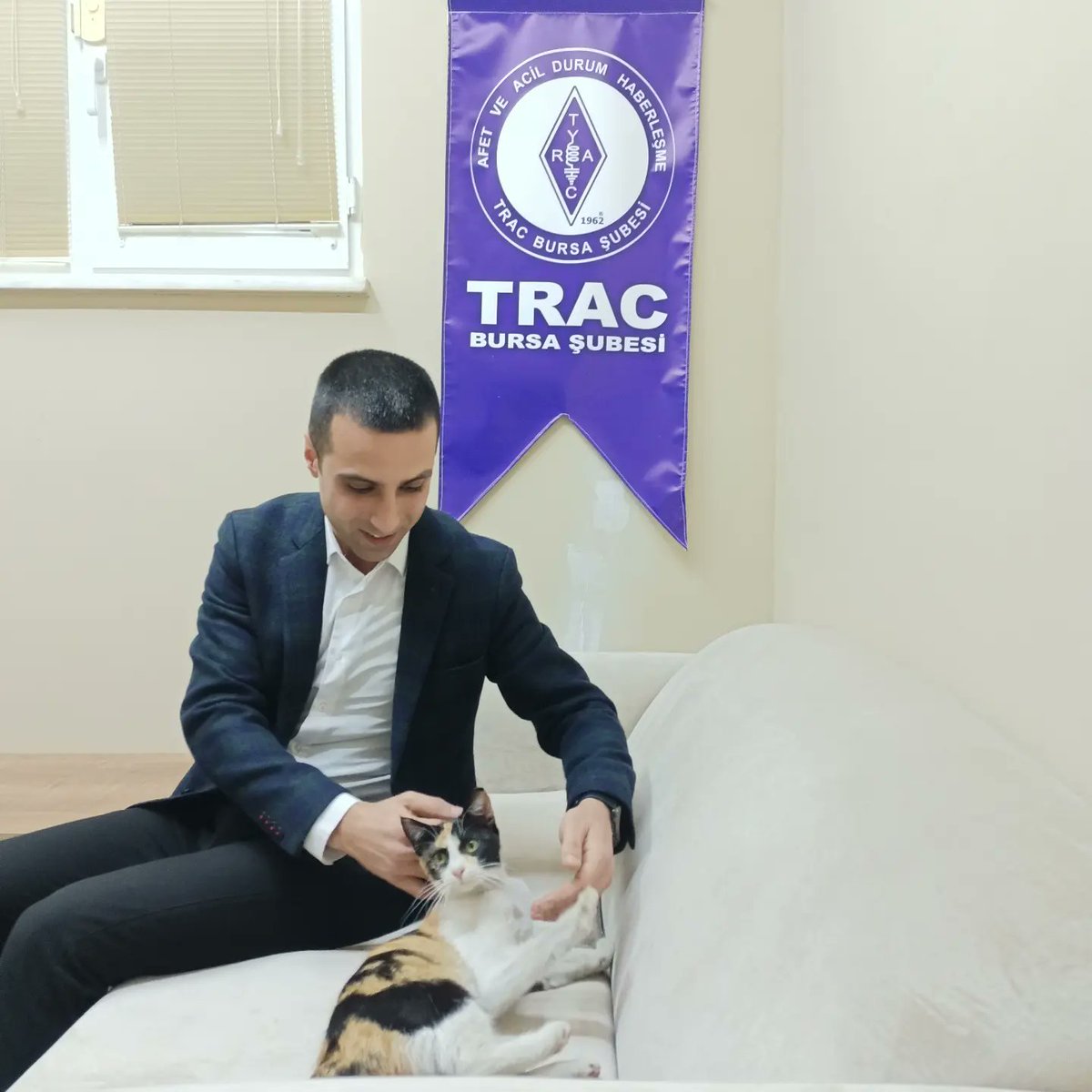 cankutkalyoncu's tweet photo. Radyo dalgalarına meraklı, sevimli bir misafir... 😻 #hamcat #hamradio https://t.co/9kAqjglXXv