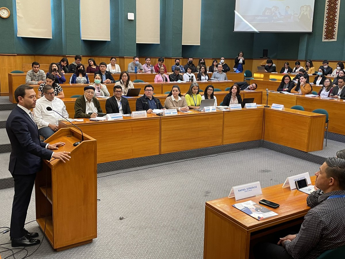 Josué Habacuc (<a href="/josuhabacuc/">Josué Habacuc</a>), director de la <a href="/redpedagogia_ec/">Red Ecuatoriana de Pedagogía</a>, señala que el sistema educativo tiene que replantear sus cimientos para generar procesos de reflexión y no procesos de memorización que quizás afectan a los aprendizajes.