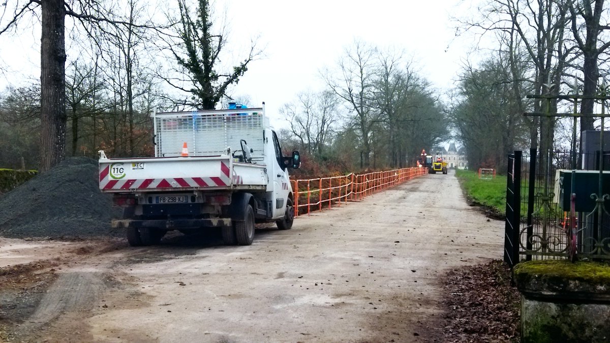 enedis_pdl's tweet image. #JeudiPhoto🏰Les équipes d'@Enedis travaillent sur un chantier "very insolite" : la rénovation du réseau électrique autour d'un célèbre Château classé de @loireatlantique. 7⃣0⃣0⃣ m de lignes ont été enfouies afin d'assurer une meilleure qualité d'électricité. #LouisDeFunès 🎬