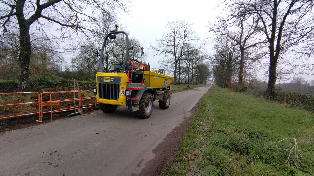 enedis_pdl's tweet image. #JeudiPhoto🏰Les équipes d'@Enedis travaillent sur un chantier "very insolite" : la rénovation du réseau électrique autour d'un célèbre Château classé de @loireatlantique. 7⃣0⃣0⃣ m de lignes ont été enfouies afin d'assurer une meilleure qualité d'électricité. #LouisDeFunès 🎬