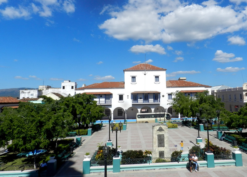 emisoranuevitas's tweet photo. EnFotos📸/Los habitantes de la ciudad de #SantiagoDeCuba, urbe ubicada a unos 900 kilómetros al este de #LaHabana🇨🇺, conservan con esmero el patrimonio arquitectónico y natural, entre ellos el cementerio de Santa Ifigenia.
 Detalles👇
https://t.co/4ZeceA6OTV https://t.co/aghcF6Ykc8