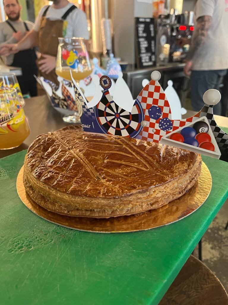 Brewing with <a href="/NorthBrewCo/">North Brewing Co</a>, <a href="/LHGBrewingco/">Left Handed Giant</a> and <a href="/fauvebiere/">Fauve Craft Bière 🍻</a> in Paris this afternoon. 🍻

The perfect occasion to try some local food, including the "Galette des Rois", a sweet almond-based puff pastry pie. Spoiler alert: IT'S DELICIOUS. 

Oh France, you are good to us.