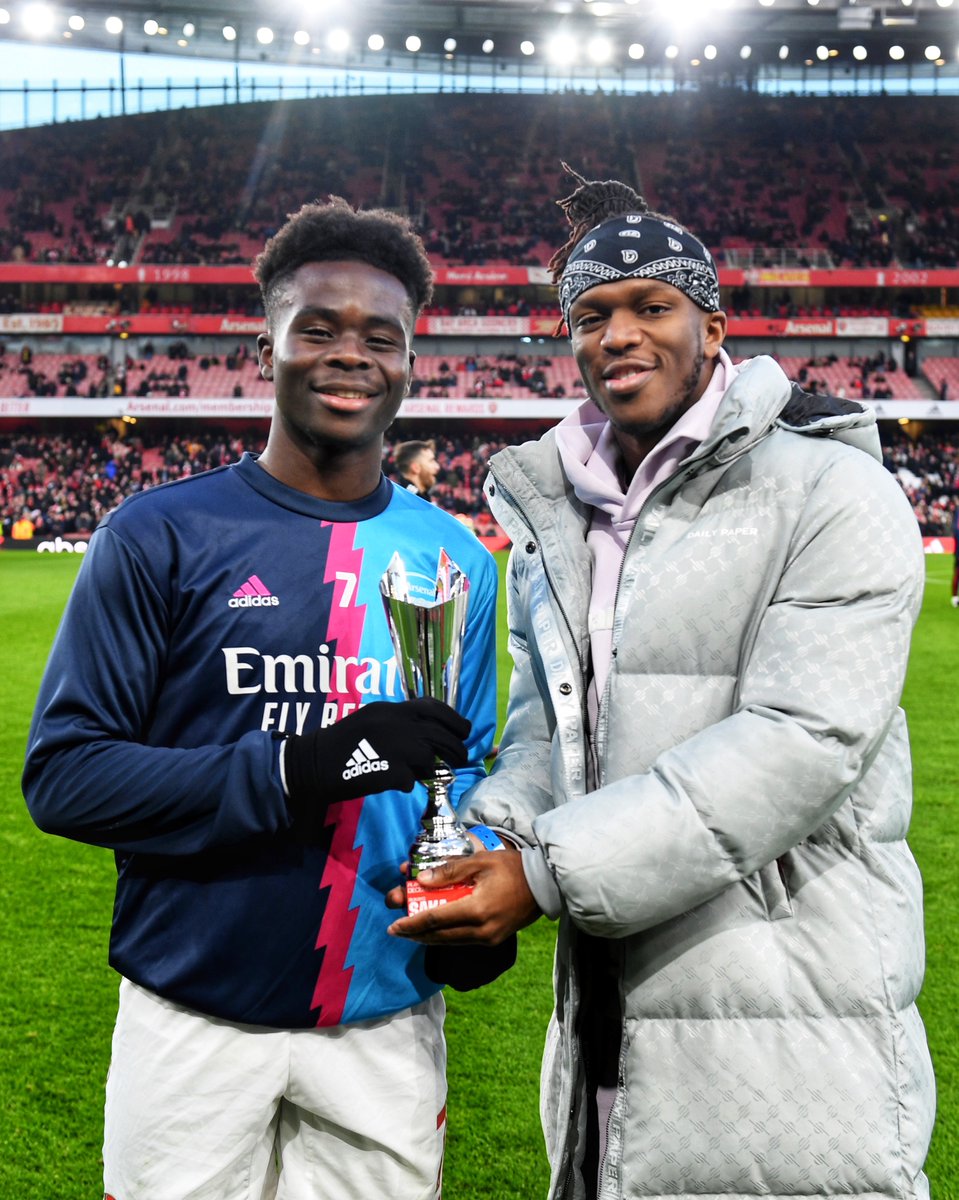 🏆 Presenting our Bukayo with his December Player of the Month award... @BukayoSaka87 🤝 @KSI