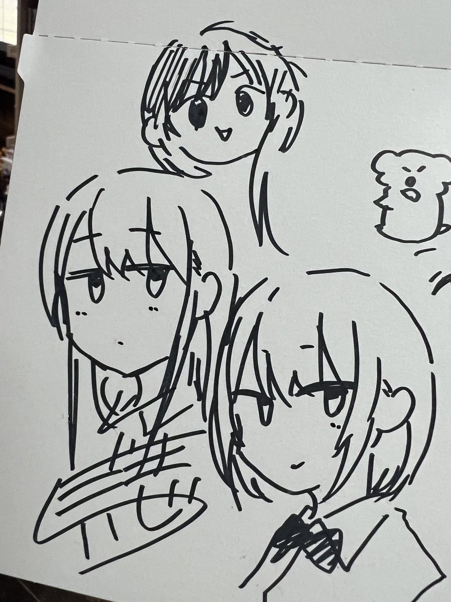 つるつるの紙に30秒で絵を描く練習をしていました。 