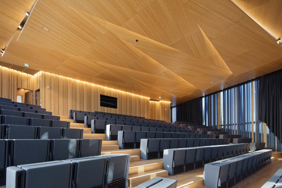 Sous le soleil d’hiver ☀️, l'<a href="/HeklaTour/">Tour Hekla</a> se dévoile, tout en transparence et en jeux de lumières, depuis le hall d’entrée triple hauteur jusqu'aux étages 46 à 49 munis de terrasses en passant par l’auditorium situé au R+2 ✨
tour-hekla.com
#TourHEKLA #Photos #Auditorium