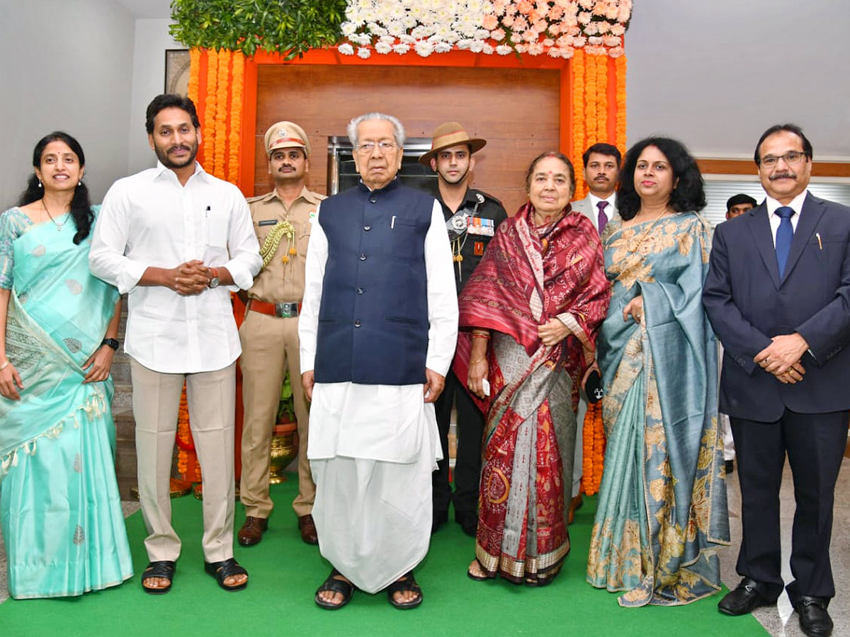 SakshiNews's tweet photo. ఎట్‌హోం కార్యక్రమంలో సీఎం జగన్‌ దంపతులు (ఫొటోలు)
https://t.co/u4OWPyhjhc
#YSJaganMohanReddy #RajBhavan #athomeprogramme #BiswabhusanHarichandan #photos https://t.co/Cd3WPTs3Kn