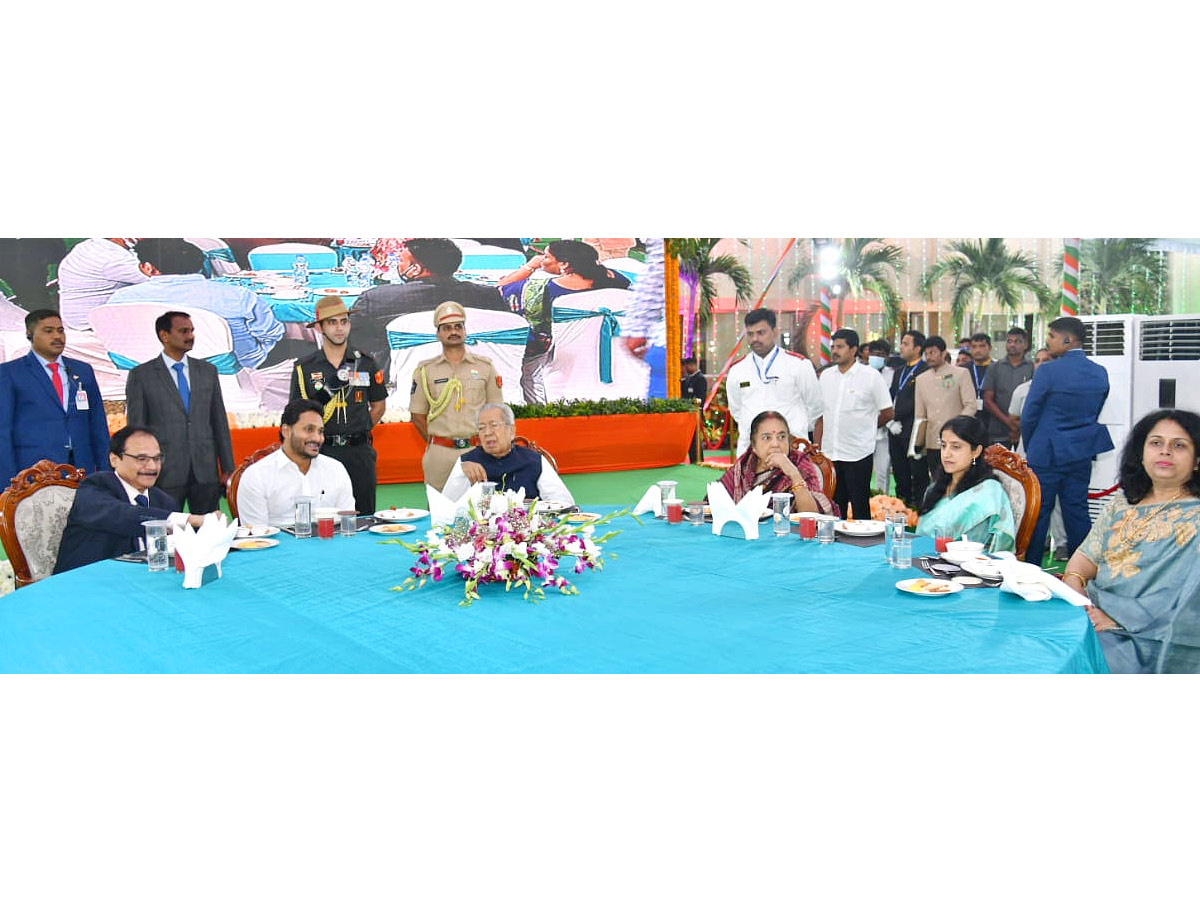 SakshiNews's tweet photo. ఎట్‌హోం కార్యక్రమంలో సీఎం జగన్‌ దంపతులు (ఫొటోలు)
https://t.co/u4OWPyhjhc
#YSJaganMohanReddy #RajBhavan #athomeprogramme #BiswabhusanHarichandan #photos https://t.co/Cd3WPTs3Kn