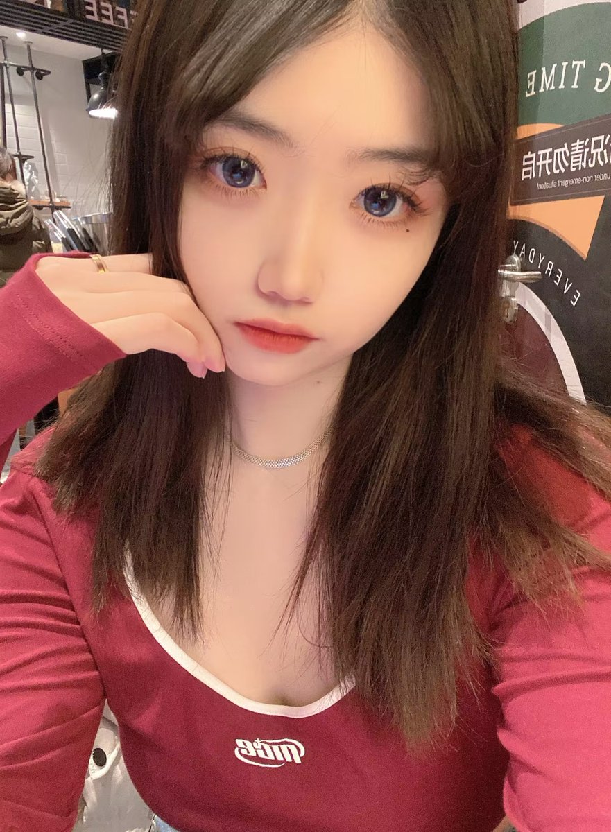 Mzroub's tweet photo. ＃射屏 大部分靠家里给钱越来越不够花了，缺钱就偶尔兼职一次，感觉靠身体赚钱真的简单。。但是不想全职感觉全职就是小姐了，也不想嫁人不想有家庭束缚，新的一年就好烦啊 https://t.co/MOIies5bm9