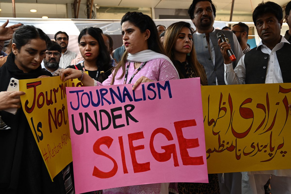 journalists_de's tweet photo. #Pakistan: Allein in den letzten vier Jahren wurden 42 JournalistInnen in Pakistan aufgrund ihres Berufes getötet. Die pakistanische Regierung versagt beim Schutz von JournalistInnen. #JournalismUnderSiege
https://t.co/7gnVccPyYE https://t.co/FmVvwm8Jze