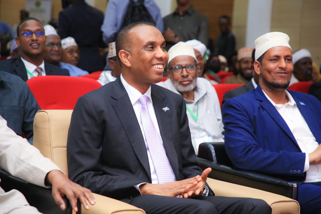 mbjaamac's tweet photo. أختتم اليوم "المؤتمر العام لعلماء الصومال"، حيث أصدر العلماء بيانا أثنوا فيه على الجهود التي تبذلها الدولة الصومالية للقضاء على الخوارج (الشباب وداعش). 
 كما شجعوا مساعي الحكومة الصومالية الرامية إلى تأسيس المجلس الأعلى للعلماء الصومال، ليكون مرجعا للقضايا الدينية. https://t.co/xFR26dUs4G