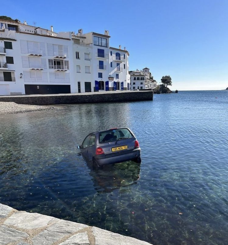 SocialDrive_es's tweet photo. Un Twingo acaba metido en el mar

Cadaqués, Gerona https://t.co/hxknHo29Np