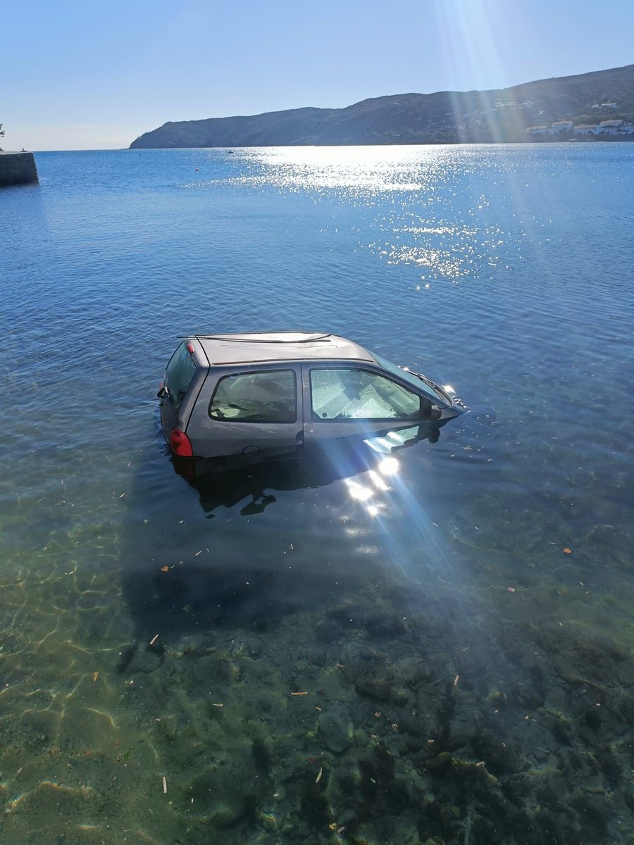 SocialDrive_es's tweet photo. Un Twingo acaba metido en el mar

Cadaqués, Gerona https://t.co/hxknHo29Np
