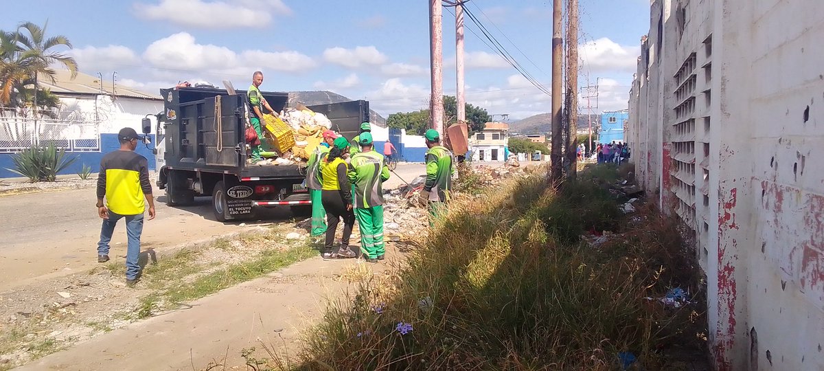 #ElBloqueoMataElSalario @junrecaoficial 26 de enero, día Mundial de la Educación Ambiental: Jornada de Saneamiento ambiental y conformación de comités de Gestión de Desechos Sólidos y Reciclaje Barrio San José Sector el Recreo Parroquia Unión. Bqto. @TazInformado @CFSTamayoLara