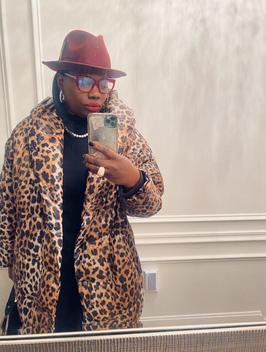 mrzdamechocolat's tweet photo. Love a good 🎩 #flymom https://t.co/QZHymwgPdx