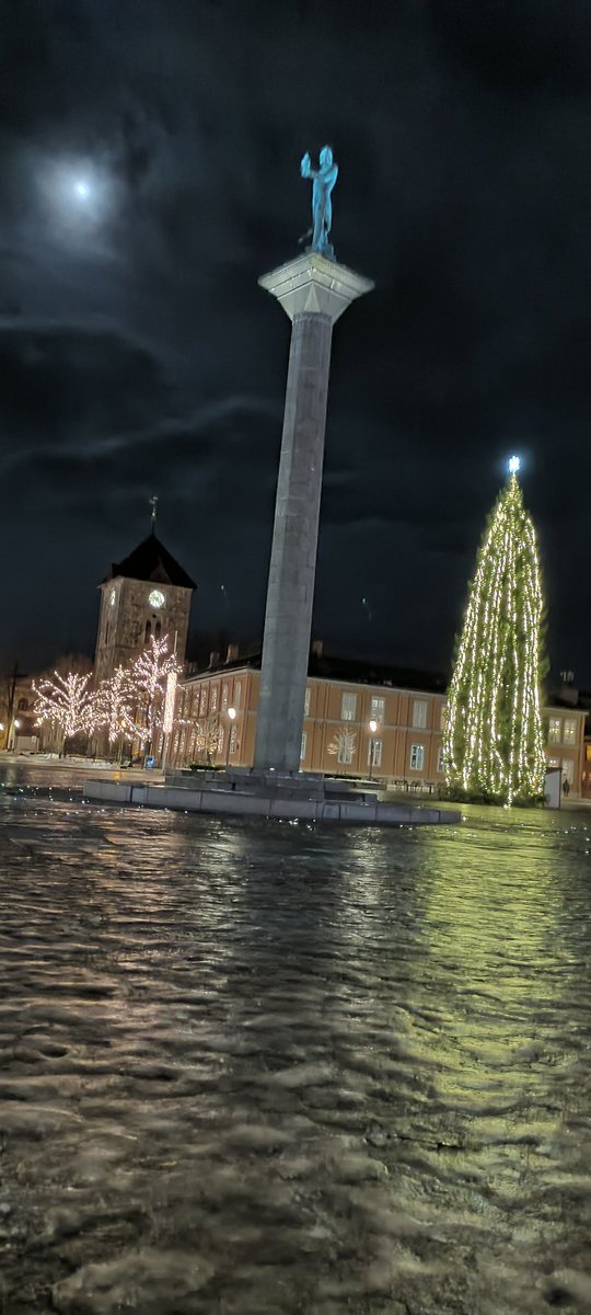 Bjsjer's tweet image. Torget i Trondheim første søndag i januar 2023