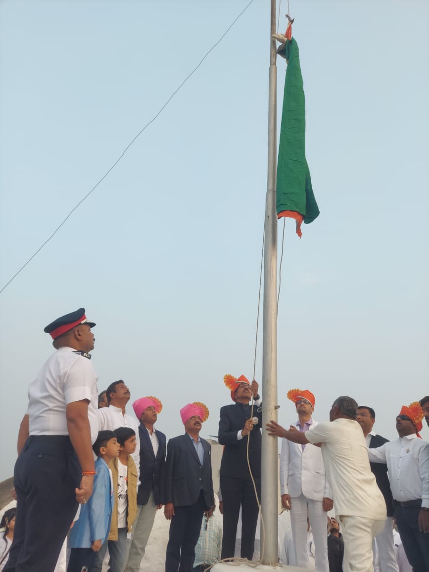 Acting Municipal Commissioner & Addl Commissioner Ganesh Giri unfurled the #Tricolour🇮🇳 on #73rdRepublicDay at Malegaon Fort next to MMC building. DyMCs Suhas Jagtap & Satish Dighe, AsstMCs Raju Khairnar, Sachin Mahale, Sham Burkul, City Engineer & other officials were present.