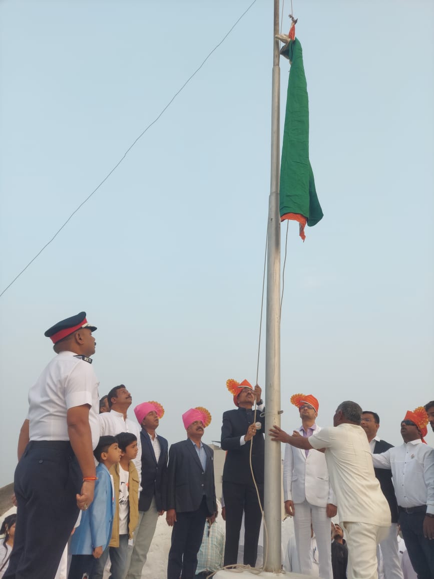 VoiceOfMalegaon's tweet photo. Acting Municipal Commissioner &amp; Addl Commissioner Ganesh Giri unfurled the #Tricolour🇮🇳 on #73rdRepublicDay at Malegaon Fort next to MMC building. DyMCs Suhas Jagtap &amp; Satish Dighe, AsstMCs Raju Khairnar, Sachin Mahale, Sham Burkul, City Engineer &amp; other officials were present. https://t.co/XD1FEKQOXa