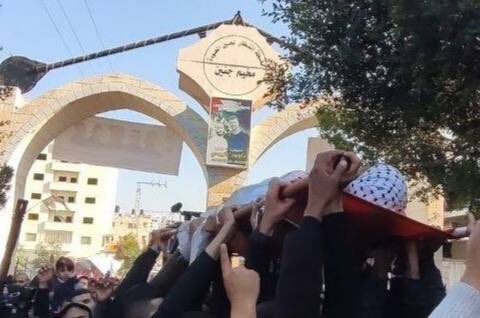 باسم المخيم أنا لم أمت واسأل جنين
أنا لم أزل شوكاً في حلق الغاصبين
أنا راية، أنا ثورة، أنا شهادة
أنا فجر شعب حطم القيد اللعين 🇵🇸.
#جنين_تقاوم