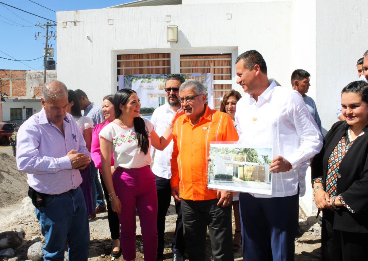 JLBARRERASNTE's tweet photo. En gira por #Colima el líder nacional #SNTE 📚 Mtro. Alfonso Cepeda se reunió con @indira_vizcaino @gobiernocolima 🏢 y Comités Ejecutivos Seccionales @SNTE6✔️ y @SNTE39COLIMA✔️ encabezados por los Profes. José Jaime Núñez✅ y David Hernández ✅

Nota👉 https://t.co/xbXBih237w https://t.co/8kTN5lC5Tf