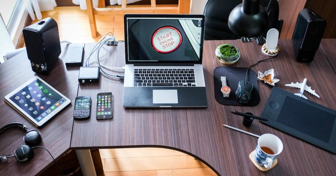 CloopBand's tweet image. I used to dread 🙈 cable management, but now I actually look forward to it 🤩 thanks to the Cloop Magnetic Cable Clips. So satisfying 🤗 to snap shut and open! #fidgettool #cloop