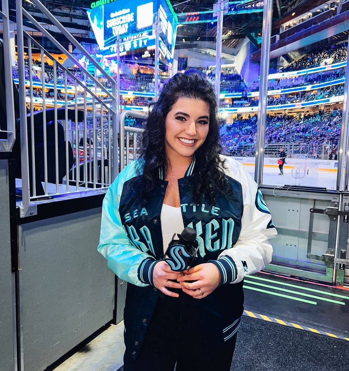 angelicasalem's tweet image. Here we go 🎉 3 games in 4 days — one game and one INCREDIBLE win done ☑️ 

A little back to back at home comin right up! See you Friday AND Saturday #KrakenCrew 

#SeaKraken #InGameHost #InArenaHost #Seattle #Hockey #nhl #kraken #whereiroot