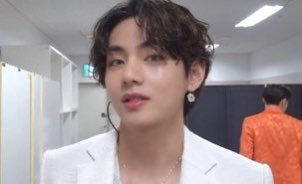 taeteluv_'s tweet photo. kim taehyung is just so insanely pretty https://t.co/tqVgXrtfgu