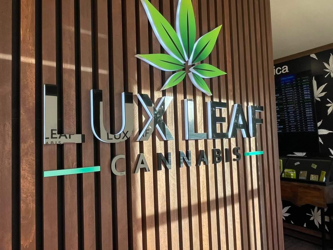 We love seeing the sun shine through our front doors, almost as much as we love seeing your smiling faces walking through them! 😎⛅️ Happy Wednesday Lux Friends!