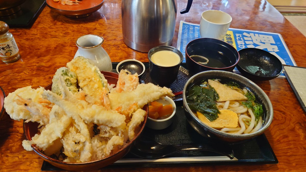suval_suval's tweet photo. 福岡県宗像市にある『三日月庵』といううどん屋さんにて。
海鮮天丼＋ミニうどん＋茶碗蒸し！
どれも極上の旨さ✯ https://t.co/isLox0ktMu