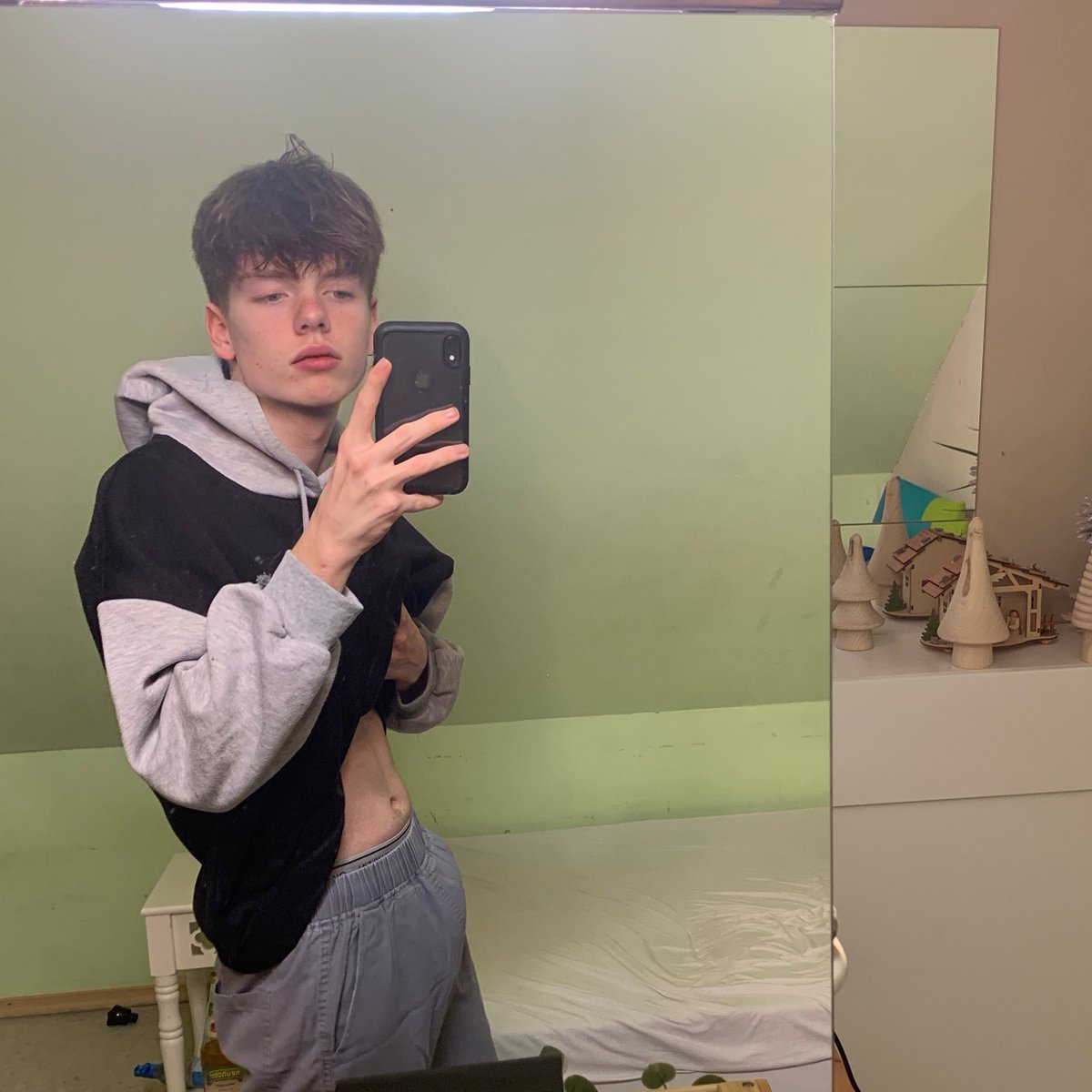 dertwink's tweet photo. rt to touch my tummy 😌 https://t.co/FkiI7p2jsS