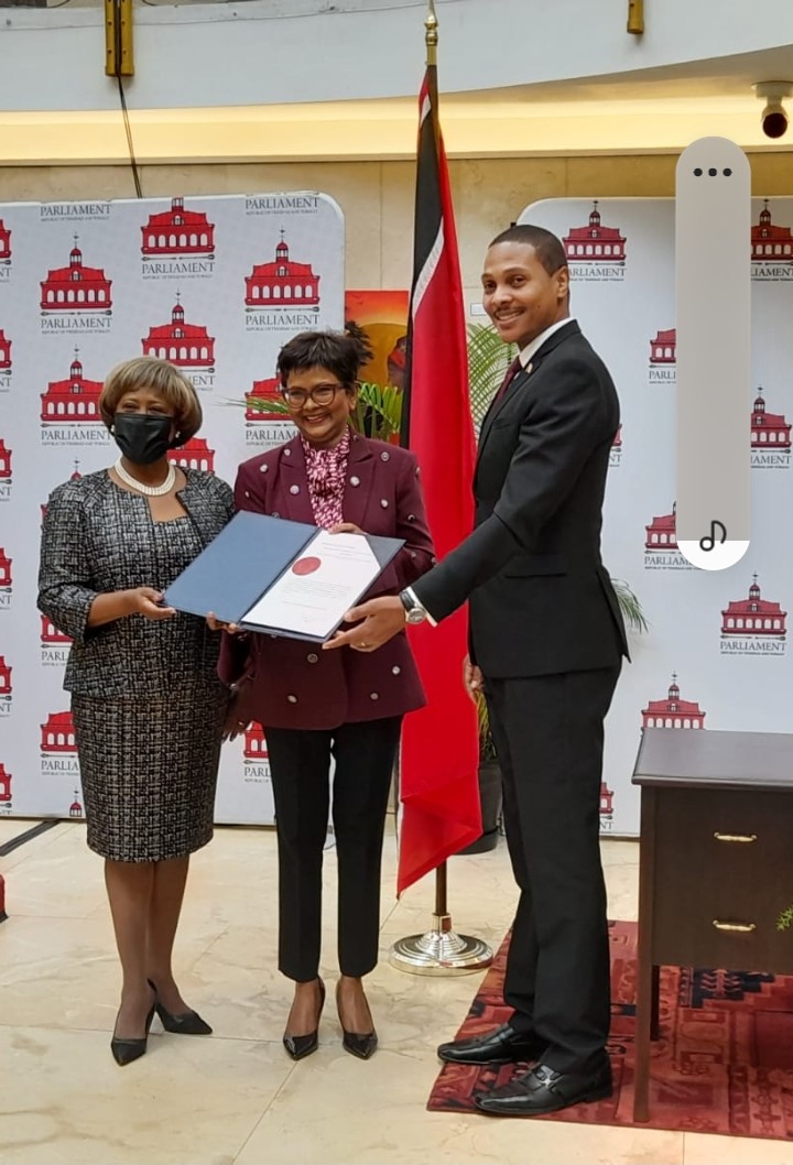 KimberlyDeSou19's tweet photo. President-elect Christine Kangaloo was presented with her Instrument of Election at The Red House. Ms Kangaloo is flanked by House Speaker Brigid Annisette-George and Senate President Nigel de Freitas.
#PresidentElect
#TrinidadandTobago
#KimberlyDeeHost
@tttliveonline https://t.co/SnU79kM5O0