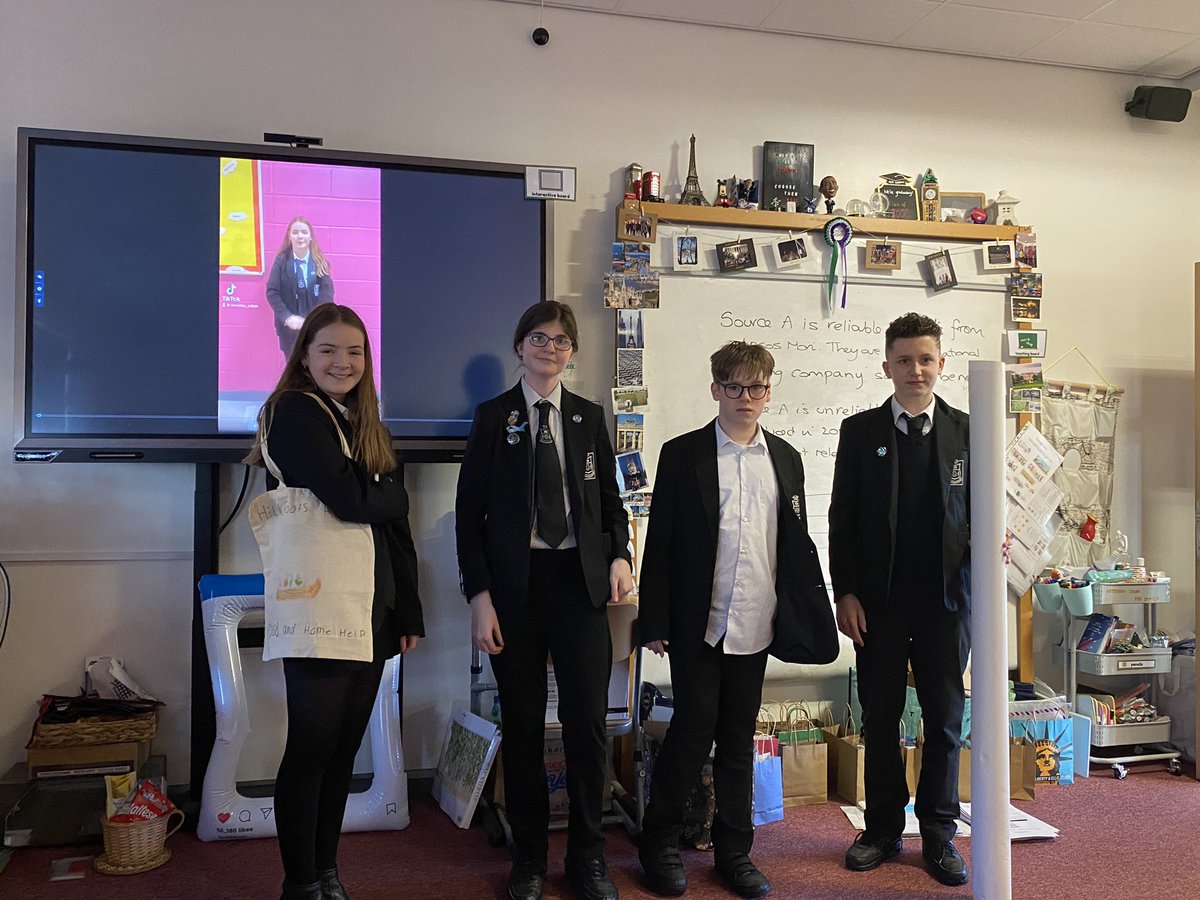 Was an absolute pleasure to be a ‘Dragon’ this afternoon for our S2 <a href="/AlvaModStuds/">Alva Modern Studies</a> Campaigning partnership with <a href="/OYCIchange/">OYCI</a> 
2E presentations on recycling, home helps, litter picking &amp; mental health 👏🏻