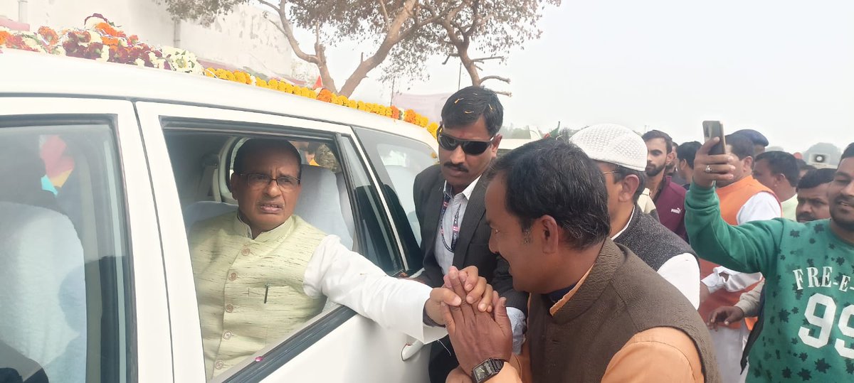 ग्राम रोजगार सहायक संघ मध्यप्रदेश के संयोजक श्री राजनारायण सिंह ने माननीय मुख्यमंत्री जी से 5मिनट की मुलाकात में माननीय सीएम सर ने बोला: आपको जल्द बुला रहे है आपकी ही बारी है।
<a href="/ChouhanShivraj/">Shivraj Singh Chouhan</a>  <a href="/OfficeOfKNath/">Kamal Nath</a>
<a href="/pravindubey121/">Pravin Dubey</a> <a href="/Shailendra0555/">Shailendra chouksey</a>