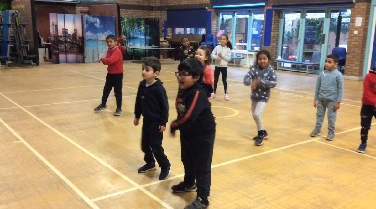 PillYear2's tweet photo. 1/2 SP/AT have thoroughly enjoyed being introduced to robot dancing today 🎵 🤖 #expressivearts https://t.co/74RyYZoOwy