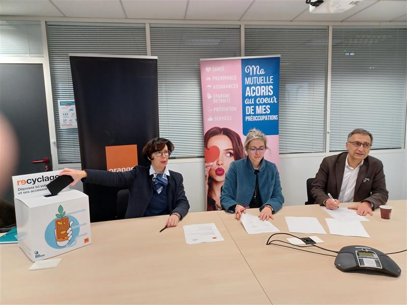 Cyprien Mateos (@cyprienmateos) on Twitter photo Signature #Nancy #partenariat #RecyclageMobiles entre #OrangeLorraine <a href="/sbmdrl/">Sabine Martin</a> #OrangeFrancheComte & #acorismutuelles Alexandra Colin
Un challenge de collecte mobiles usagés sera organisé entre les 21 agences réparties sur ce territoire <a href="/OrangeBFC/">Orange Bourgogne Franche-Comté</a> <a href="/OrangeGrandEst/">Orange Grand Est</a>
<a href="/AcorisMutuelles/">ACORIS Mutuelles</a> Signature #Nancy #partenariat #RecyclageMobiles entre #OrangeLorraine <a href="/sbmdrl/">Sabine Martin</a> #OrangeFrancheComte & #acorismutuelles Alexandra Colin
Un challenge de collecte mobiles usagés sera organisé entre les 21 agences réparties sur ce territoire <a href="/OrangeBFC/">Orange Bourgogne Franche-Comté</a> <a href="/OrangeGrandEst/">Orange Grand Est</a>
<a href="/AcorisMutuelles/">ACORIS Mutuelles</a>