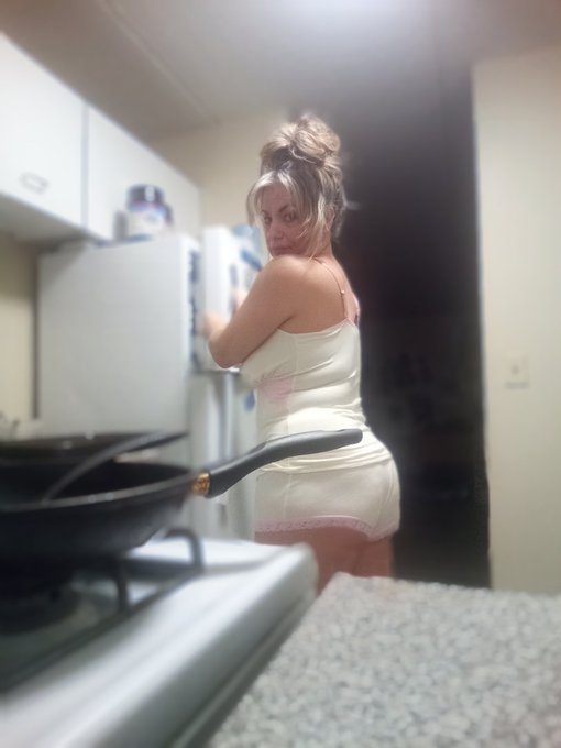 Hungry? https://t.co/FC0LanSUyI<a href="/tag/milf"class="tags"><span>#milf</span></a><a href="/tag/gilf"class="tags"><span>#gilf</span></a><a href="/tag/mature"class="tags"><span>#mature</span></a><a href="/tag/cub"class="tags"><span>#cub</span></a><a href="/tag/fitwomen"class="tags"><span>#fitwomen</span></a><a href="/tag/cougarnation"class="tags"><span>#cougarnation</span></a>