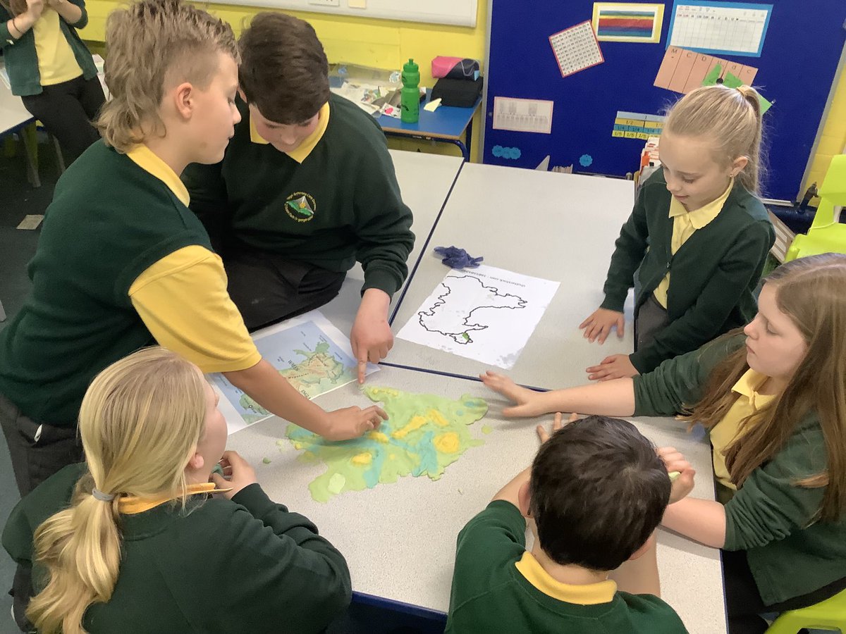 EIN HANTUR - Bl 6. Fel rhan o’n thema newydd, mae Blwyddyn 6 wedi bod yn ymchwilio gwledydd y 6 gwlad a nodweddion ffisiolegol y gwledydd. Gwaith a thrafodaethau arbennig. Llawer o sylwi a chydweithio. Da iawn chi! 🗺🗾🔎