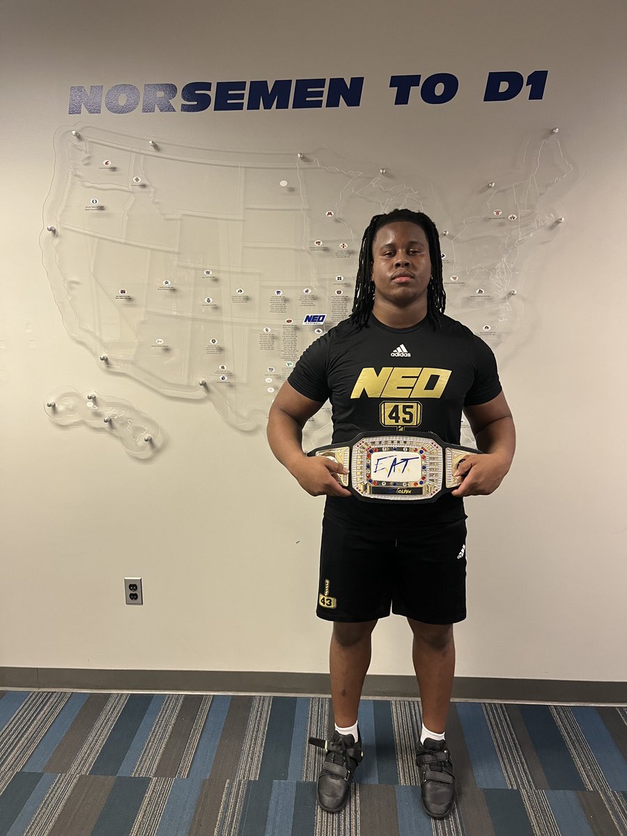 #Winsday EAT Champion of the day! (Bravo) <a href="/Montre44samuels/">Montre Samuels-Parker</a> coaches check him out!
#EAT 
#Effort 
#Attitude 
#Toughness 
#MadeOnTheBanks