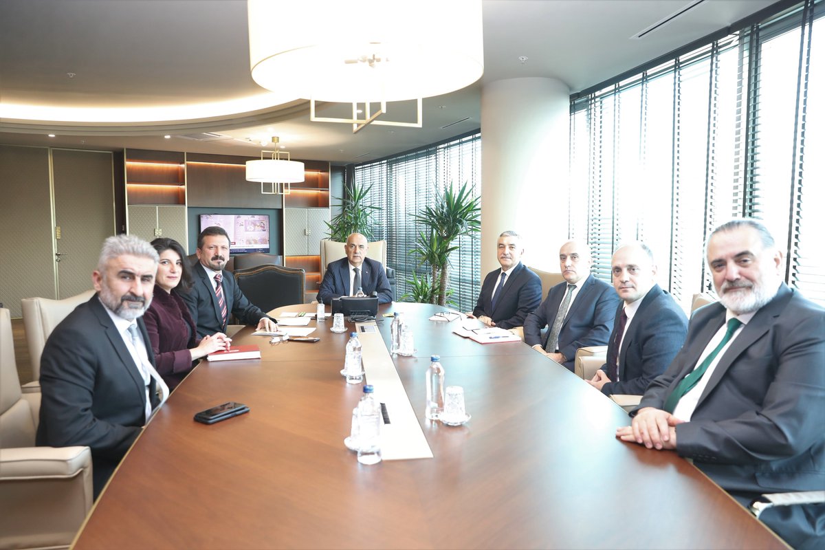 TCTarim's tweet photo. Bakanımız Prof. Dr. Vahit Kirişci, Türk Veteriner Hekimleri Birliği Merkez Konseyi Başkanı Prof. Dr. Murat Arslan ve beraberindeki heyeti kabul etti. https://t.co/TOL2e6k5Bg