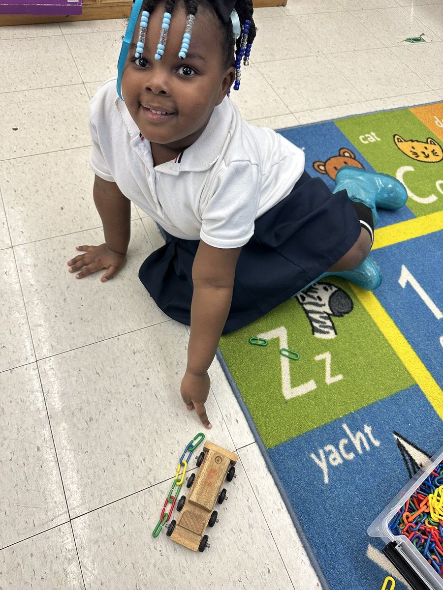 During center time, our scholar decided to use non-standard measurement to see how many links long her car was. I love when we model something for our students and they are able to take it off the page and bring it to life! <a href="/TheCAEPrincipal/">Dr. Enrique Ralls</a> <a href="/APSClevelandES/">APS Cleveland Avenue Elementary School</a> <a href="/aps_OEL/">APS Early Learning</a> @bridget92070