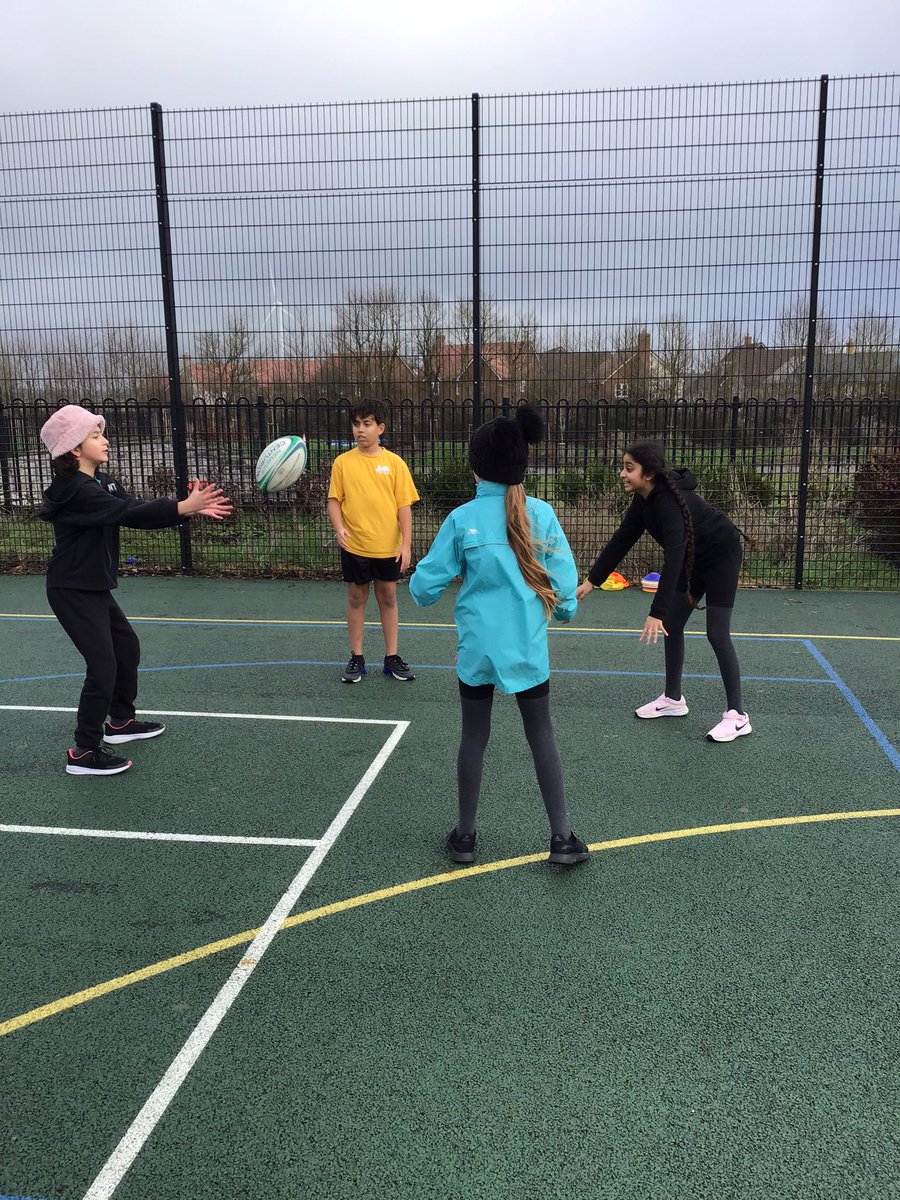 @GRPAMaple had a fan‘tag’stic PE lesson this morning! We have developed great accuracy when throwing, aiming towards the chest, and throwing using a ‘smile’ motion 🏉  #tagrugby