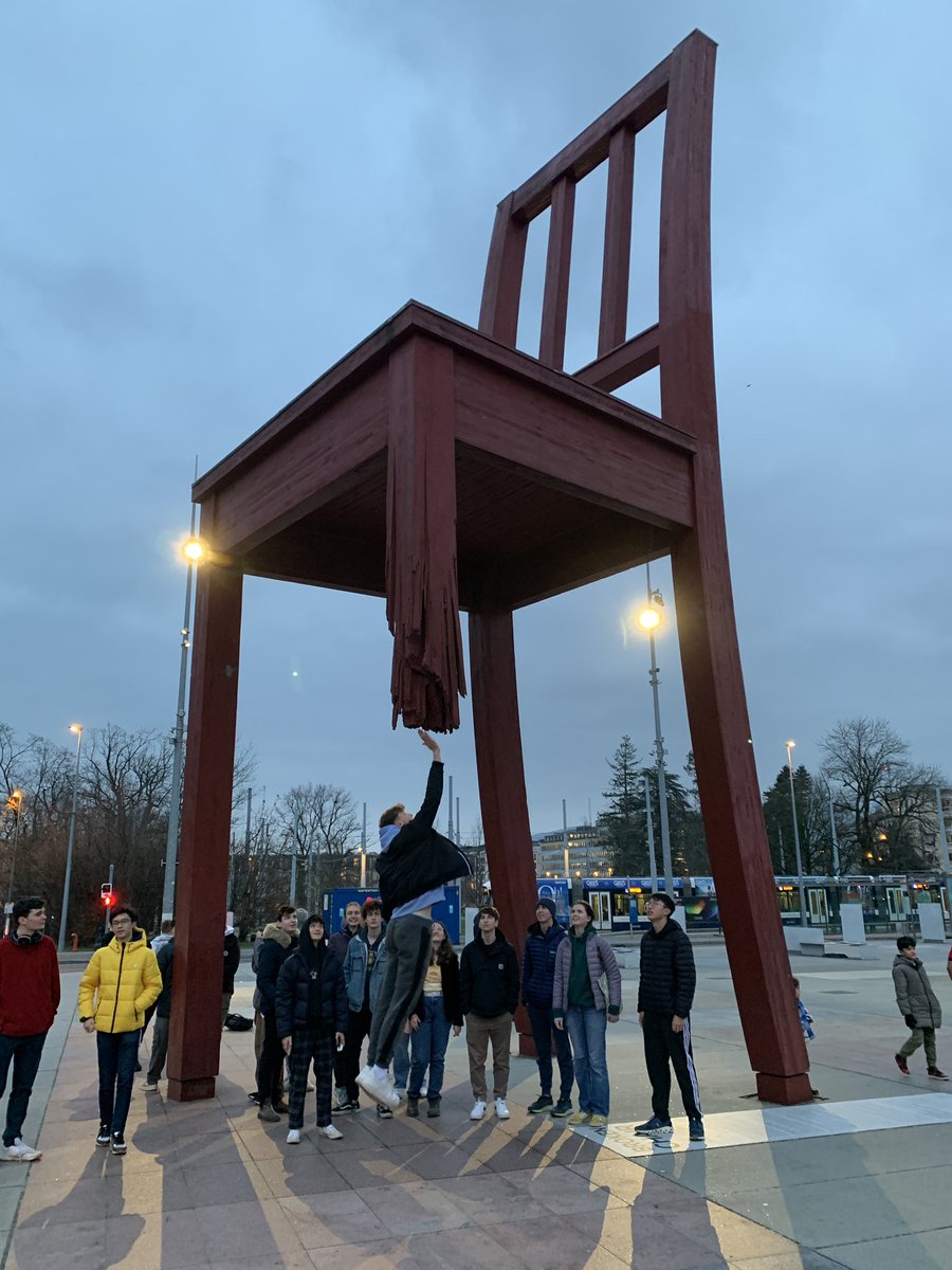 MonktonScience's tweet photo. A walk around gardens and Geneva #CERN #MonktonPhysics https://t.co/GFmkEFWlpV