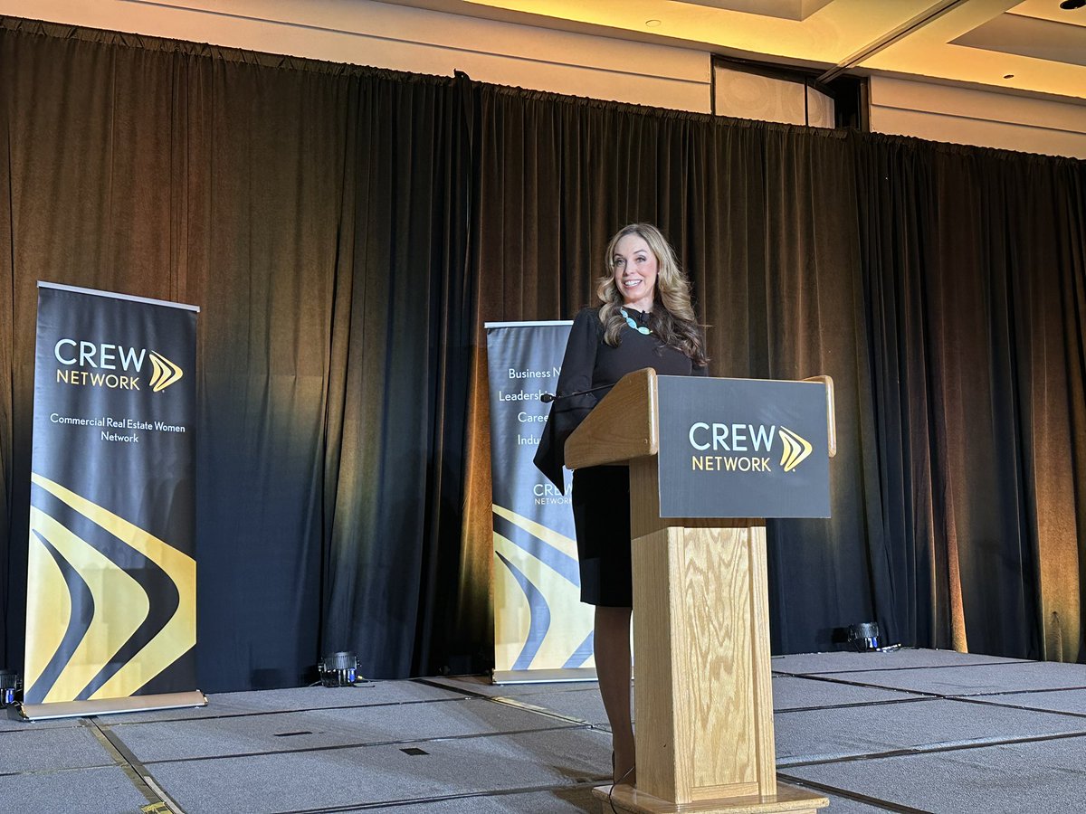 BarbiReuter's tweet photo. Kicking off #CREWsummit with a first-ever 400+ attendees here in Albuquerque hosted by @CREW_Network & CREW New México 🙌🏼 #bebold #CRE https://t.co/N0QM45LaAO