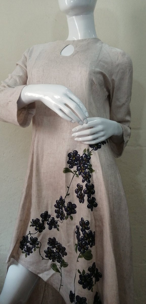 narcandrestolvi's tweet photo. #NarcisAmici vestido asimétrico el lino con detalle pintado a mano #colección #NASS2023 #design #atelier #cuencaecuador #art #linen #handpainted #ClothingBrand https://t.co/BeCbx5F4w5