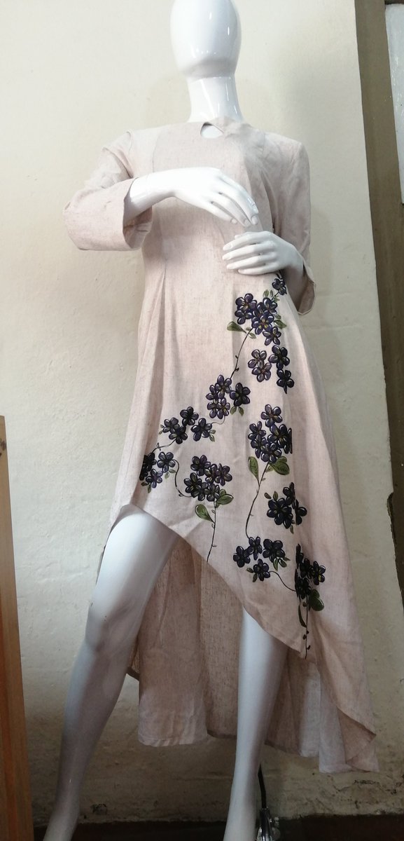 narcandrestolvi's tweet photo. #NarcisAmici vestido asimétrico el lino con detalle pintado a mano #colección #NASS2023 #design #atelier #cuencaecuador #art #linen #handpainted #ClothingBrand https://t.co/BeCbx5F4w5