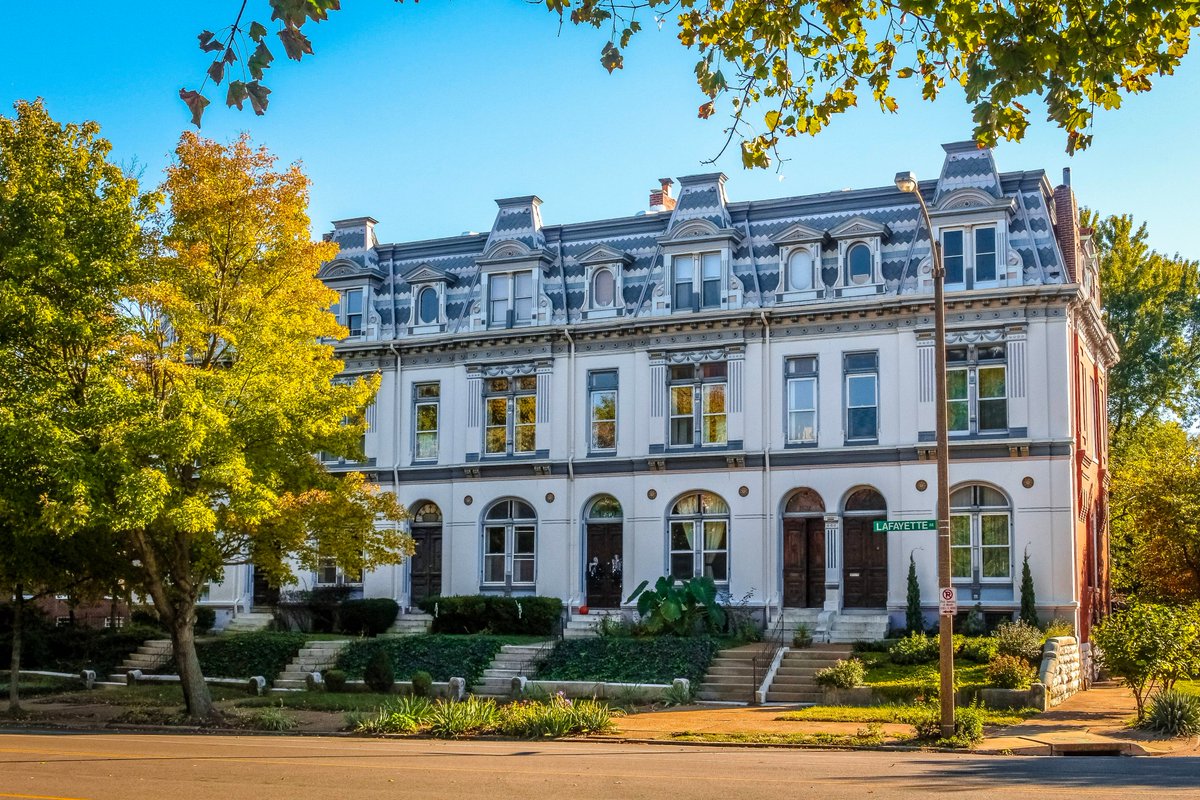 YIMBYLAND's tweet photo. St. Louis has no business having row houses this good. https://t.co/YIbAV2v9L3