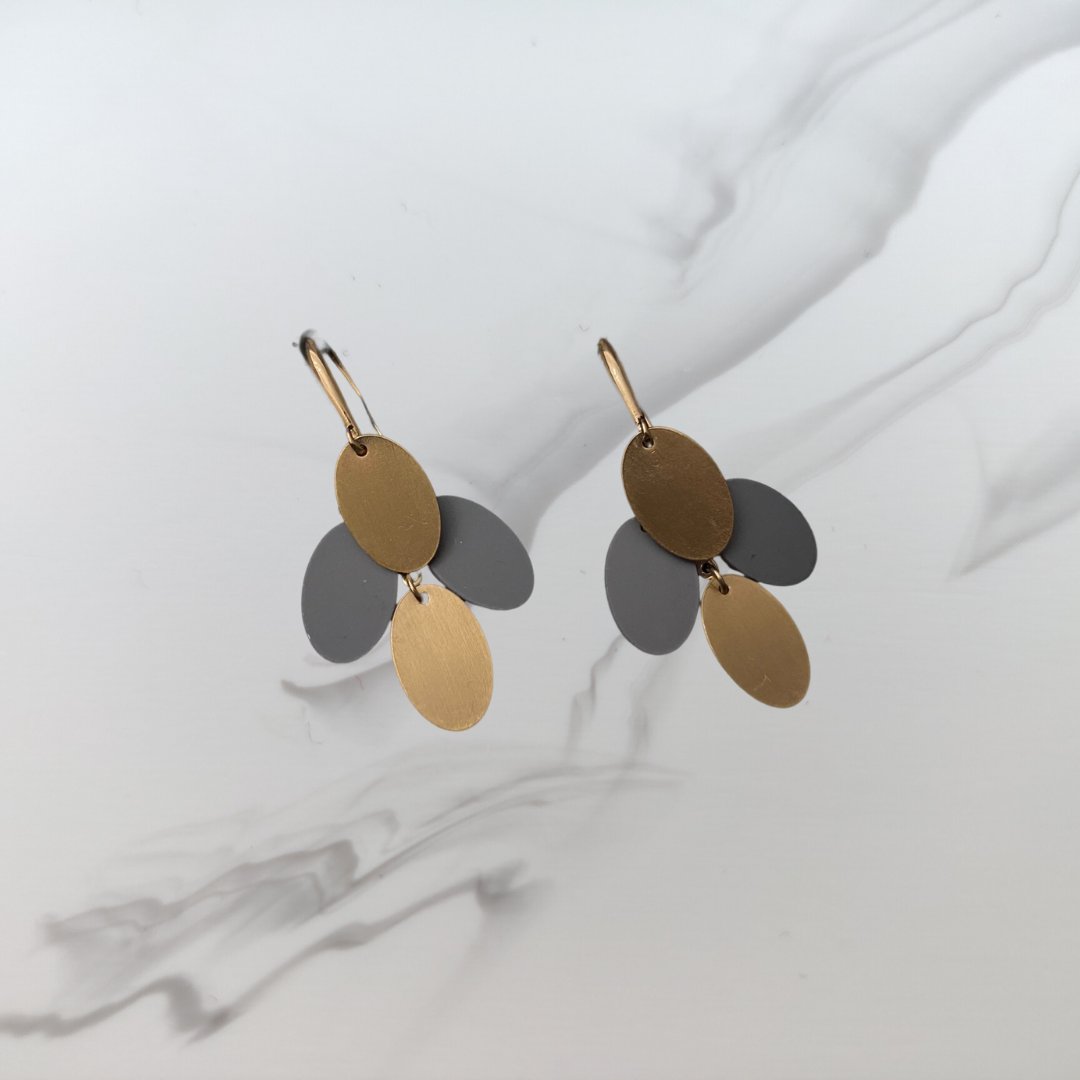 Matt swears these are intended to look like bees in flight 🐝💨 

Whatever you think you can't deny they're striking and unique (£18)

mattblackjewellery.com/products/moder…

#MHHSBD #UKMakers #WowHandmade #YourBizHour #ScottishCraftHour #CraftBizParty