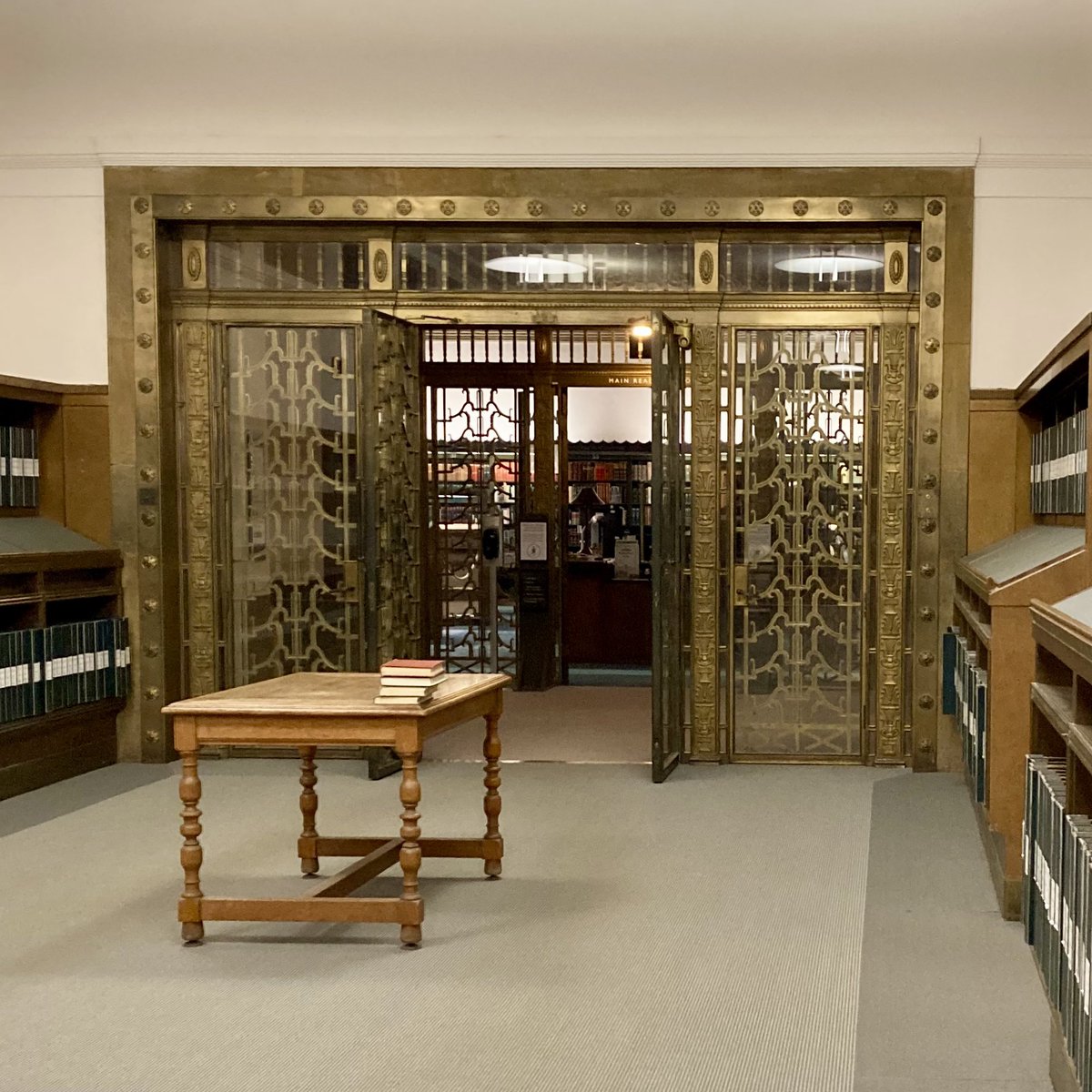 JillWhitelock's tweet image. Delighted to discover a concealed switch in a decorative metalwork flower at @theUL. #LibraryHardware 😍