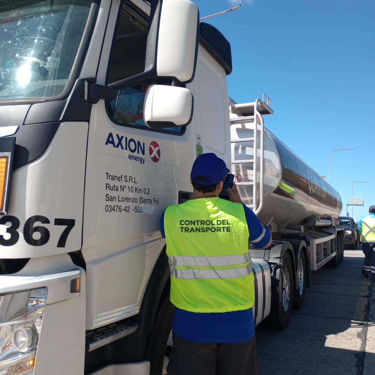 InfoCNRT's tweet photo. Nuestra subdelegación de Río Cuarto realiza operativos de control sobre la RN8, fiscalizando al transporte de cargas que circula en el sur de Córdoba. 🇦🇷
#ControlDeTransporte https://t.co/zyMMEiKeGF