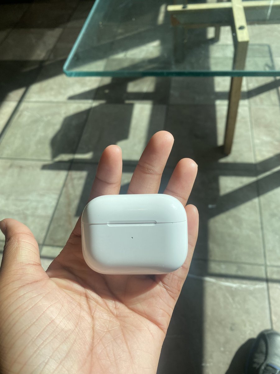 naturalcoilzz's tweet photo. somebody left their airpods pro’s in starbucks!! if they’re yours lmk so you can come get them 🙂 https://t.co/nOABUYDAL5
